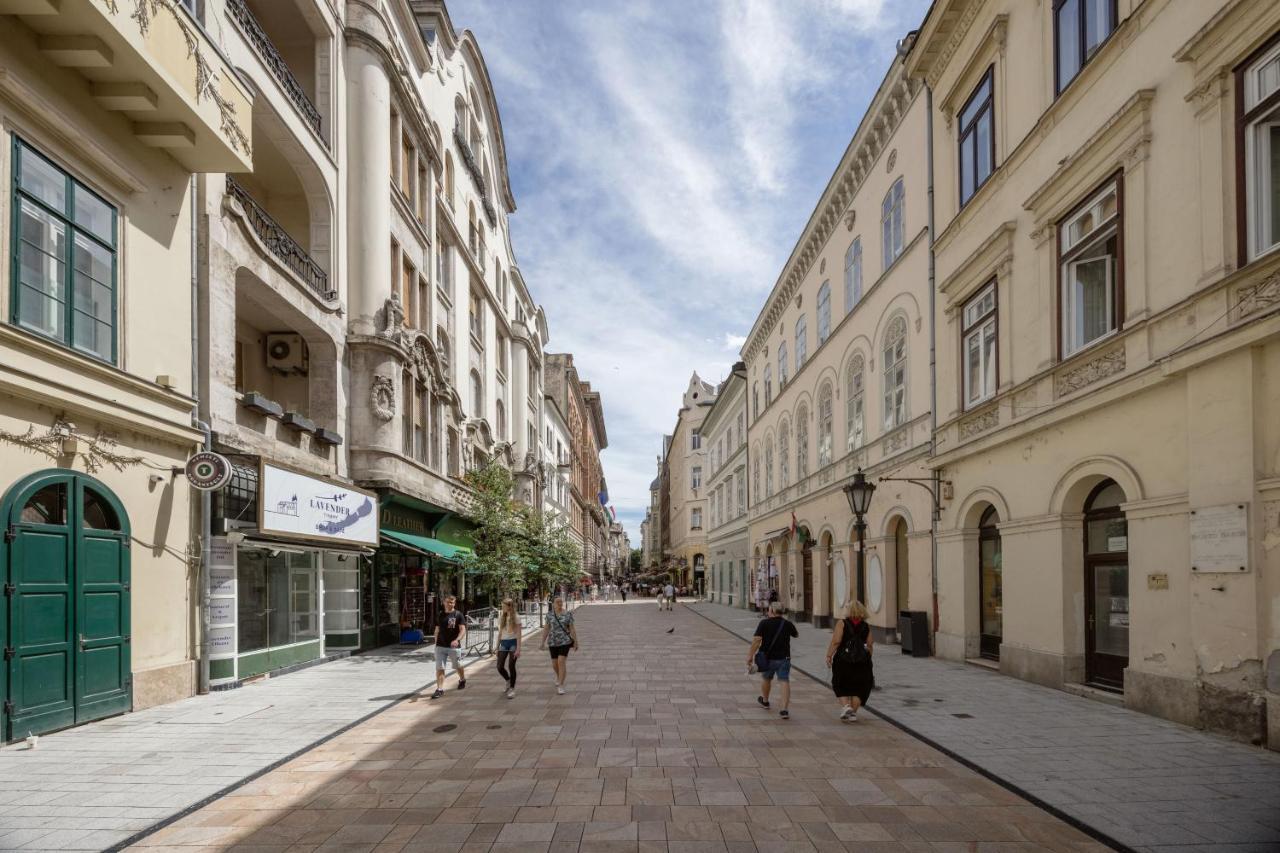 Skyline Serenity Retreat @Vaci Most Famous Street بودابست المظهر الخارجي الصورة