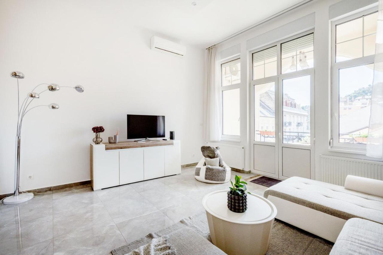 Skyline Serenity Retreat @Vaci Most Famous Street بودابست المظهر الخارجي الصورة