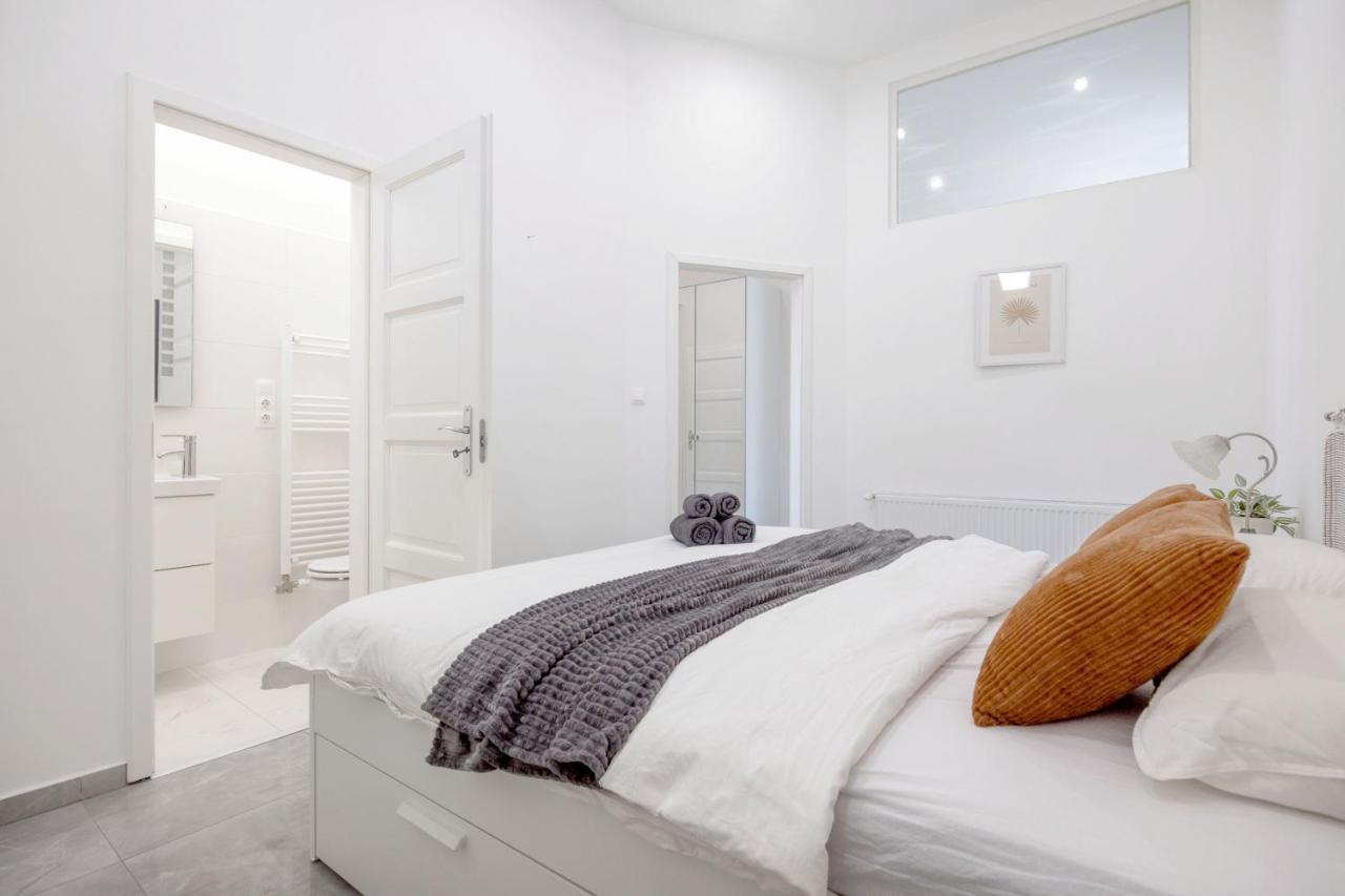 Skyline Serenity Retreat @Vaci Most Famous Street بودابست المظهر الخارجي الصورة