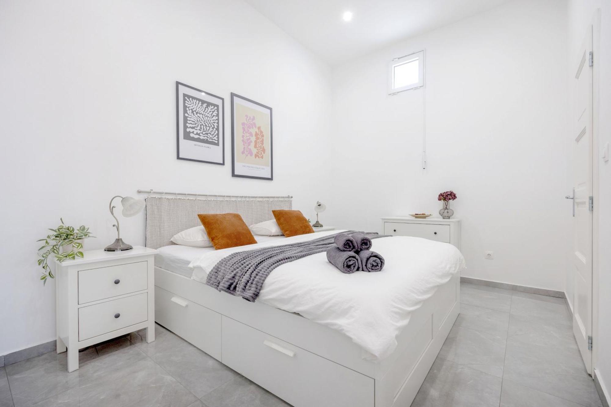Skyline Serenity Retreat @Vaci Most Famous Street بودابست المظهر الخارجي الصورة